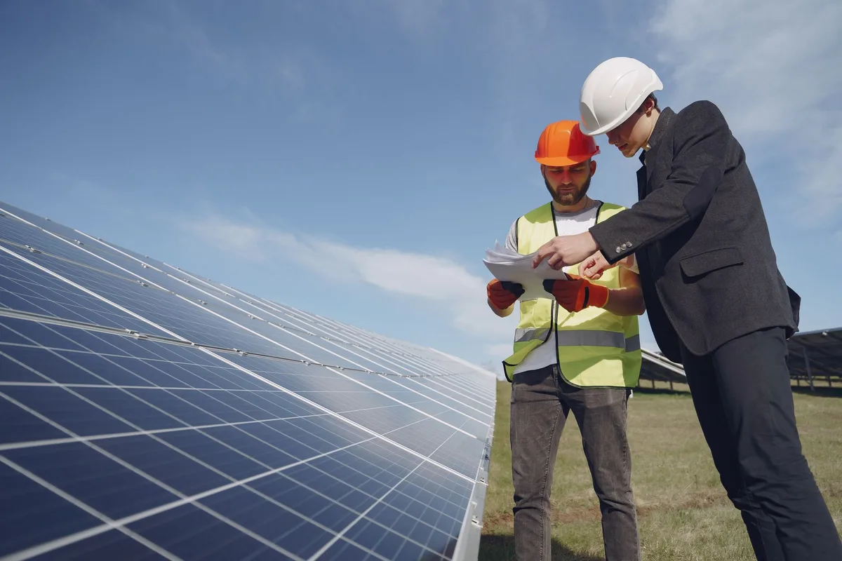 Equipo de Holding Volt instalando paneles solares